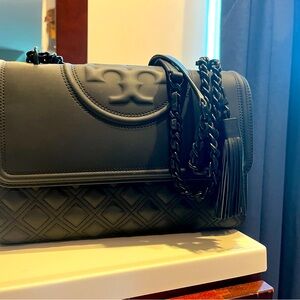 Tory Burch shoulder bag in pristine condition (barely used)